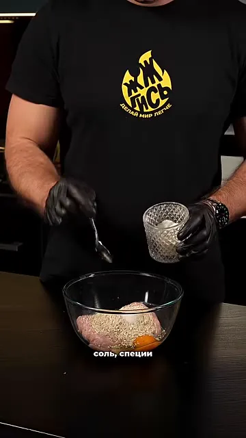 Пицца с фаршем, ветчиной, помидорами и сыром