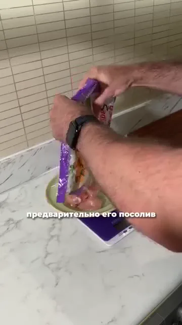 Шаг 3: поперчить куриное филе