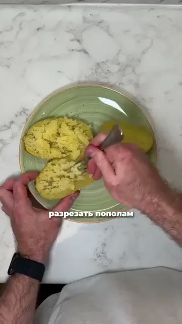 Шаг 6: разрезать картофель пополам