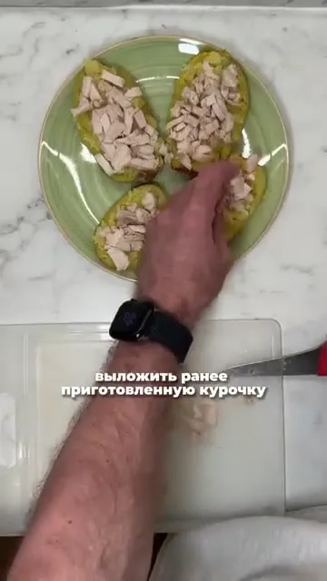 Шаг 8: выложить курочку на картофель