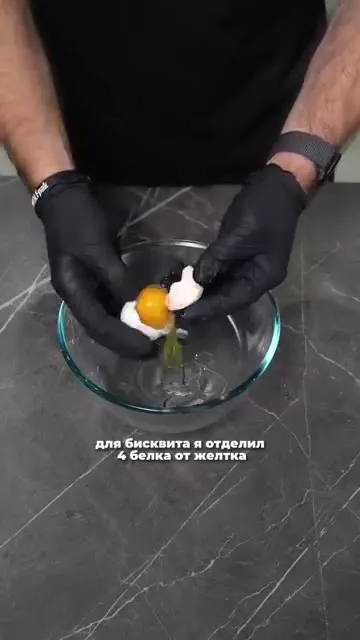 Шоколадный торт с вишней