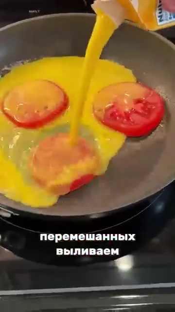 Шаг 4: Сверху вылить 2 перемешанных яичка