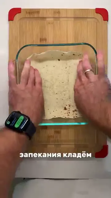 Шаг 2: разбиваем яйца в форму