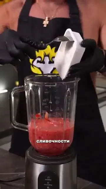 Шаг 3: Положить клубнику в блендер (кадры 7-8)