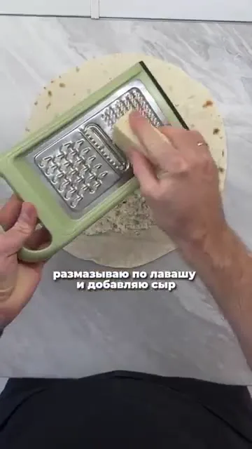 Шаг 7: добавить сыр на лаваш