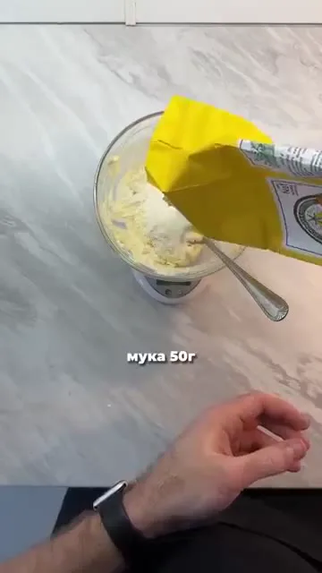 Шаг 2: Добавить муку в миску