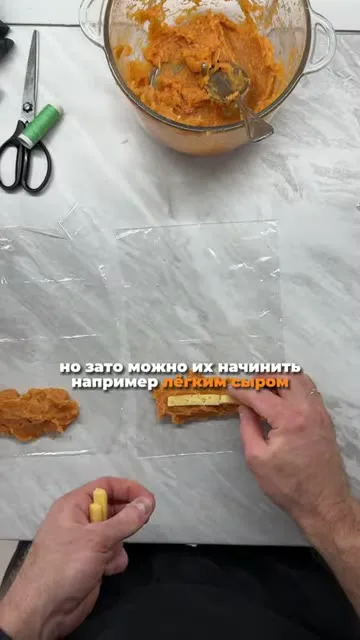 Шаг 6: начинить сосиски сыром