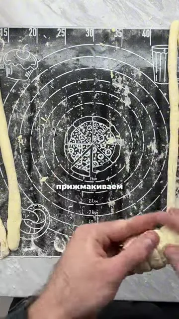 Шаг 17: прижать соединение теста на сосиске