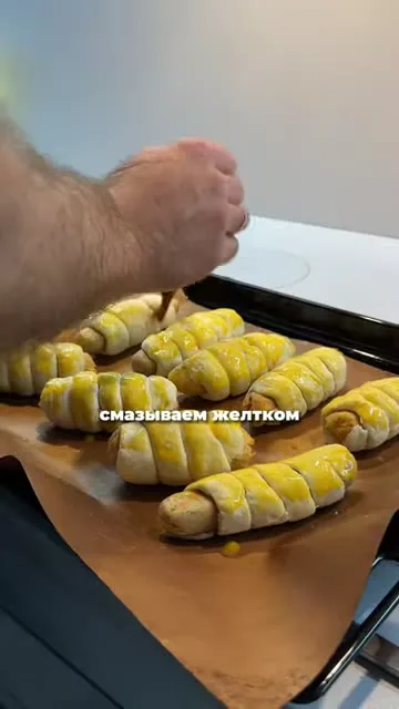 Шаг 18: смазать заготовки желтком