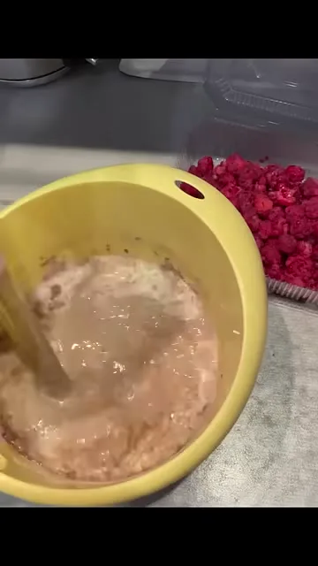 Шаг 6: размешать продукты в миске