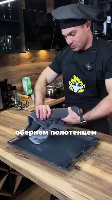Шаг 9: Сворачивать корж в рулет
