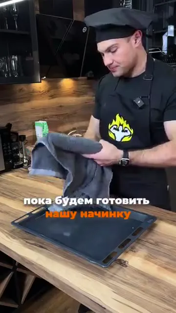 Шаг 10: Обертывать рулет полотенцем