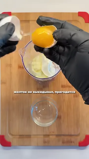 Шаг 2: отделить белок от яйца, добавить его в рикотту, желток оставить для смазывания