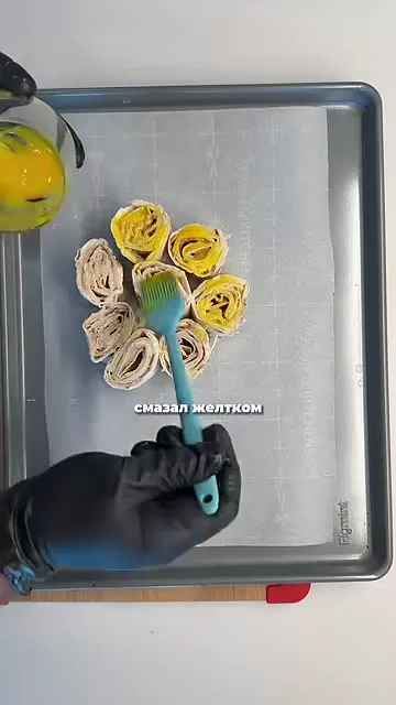 Шаг 11: смазать желтком