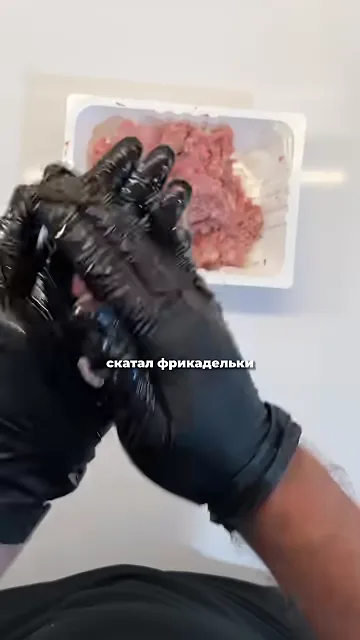 Шаг 3: Скатать фрикадельки из фарша и лука