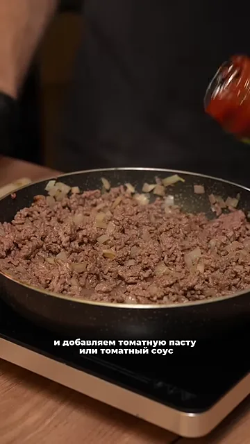 Шаг 2: Обжариваем фарш с луком, солим, добавляем чеснок, перчик и томатную пасту или томатный соус