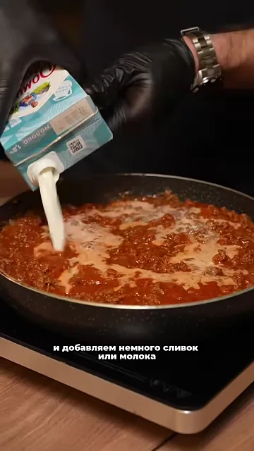 Шаг 3: Тушим фарш с подливой минут 5-10