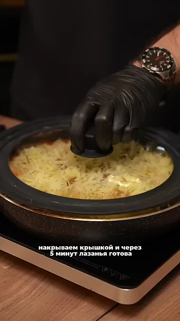 Шаг 6: Трем сыр на тёрке и посыпаем его сверху