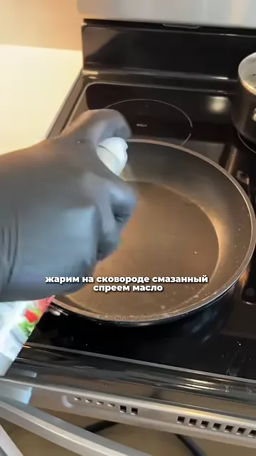 Шаг 2: Жарить драник на сковороде, смазанной спреем масла