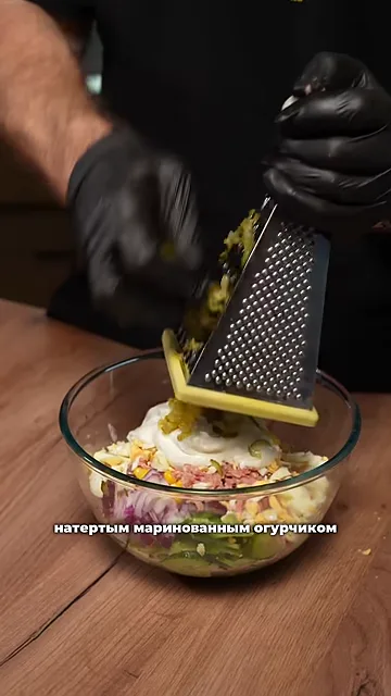 Шаг 7: Добавить греческий йогурт, горчицу и натёртый маринованный огурец