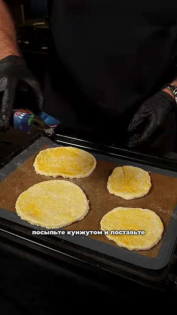Шаг 6: Смажьте желтком, посыпьте кунжутом и поставьте разогретую духовку 180° на 20 минут