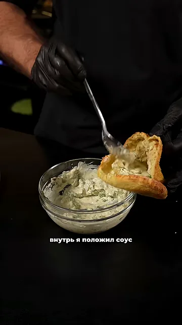 Шаг 7: Плюшки подымутся, и их можно будет разрезать вдоль. Внутрь я положить соус, который сделать из маринованных огурчиков, которые мелко порезать