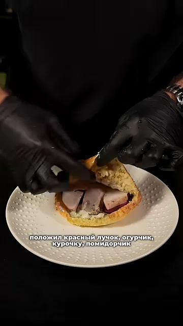 Шаг 9: Положить красный лучок, огурчик, курочку, помидорчик и ещё раз соуса положить