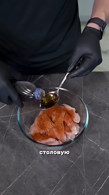Шаг 2: Добавьте специи для курицы, красную паприку, соль, столовую ложку яблочного уксуса и чуть-чуть водички