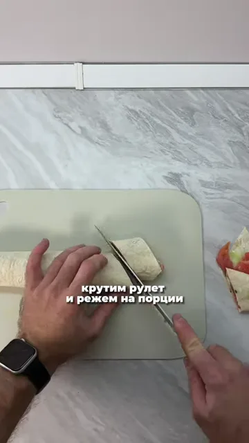 Шаг 2: кладём огурец и рыбу