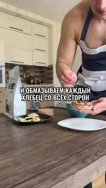Шаг 3: Обмазываем каждый хлебец со всех сторон бананом