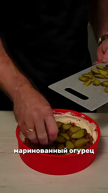 Шаг 5: Выкладываешь фарш, маринованный огурец, сыр и зашпаклёвываешь пирог