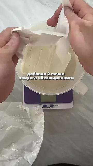 Шаг 2: Добавить творог и муку, замешать тесто