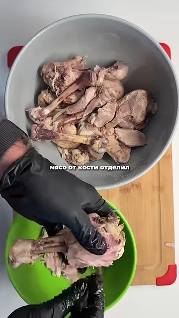 Шаг 2: Отделить мясо от кости и процедить бульон