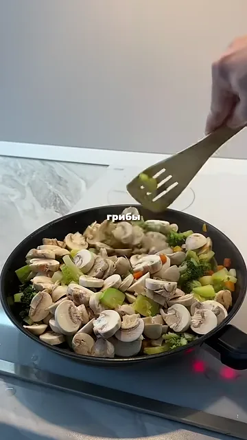 Шаг 2: добавить кабачки и грибы