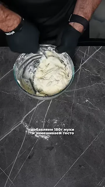 Шаг 2: Добавить муку и замешать тесто до густой и липкой массы