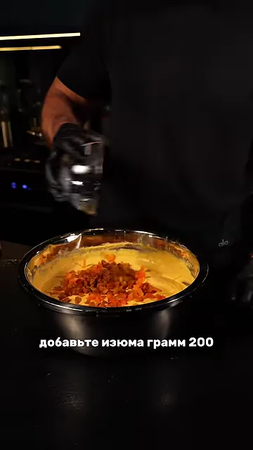 Шаг 8: Добавьте изюм и разлить массу по формам