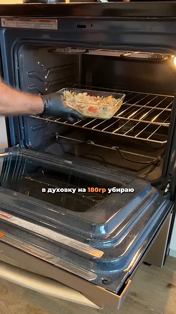 Шаг 3: сыром посыпаю в духовку на 180° убираю