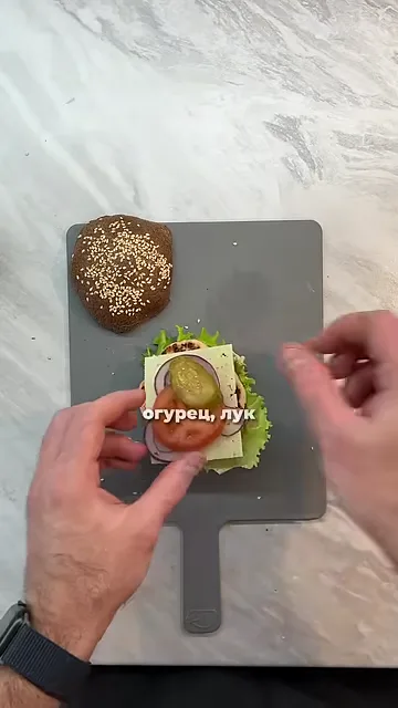 Шаг 6: Собрать бургер: соус, салат, котлета, сыр, огурец, лук на булочке с кунжутом