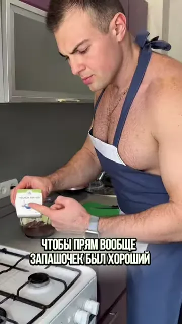 Шаг 5: Добавить соль, лук и чеснок в блендер