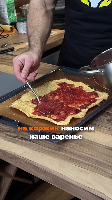 Шаг 7: Нанести начинку на рулет и оставить на полчаса в холодильнике