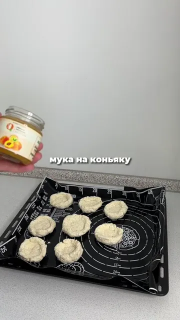Шаг 3: Разогреть сковороду и выложить тесто