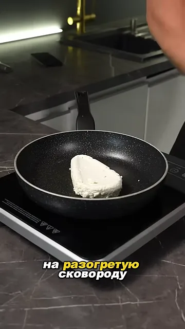 Белковая яичница с творогом и сыром