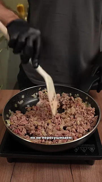 Шаг 4: смешиваем фарш с солью и специями