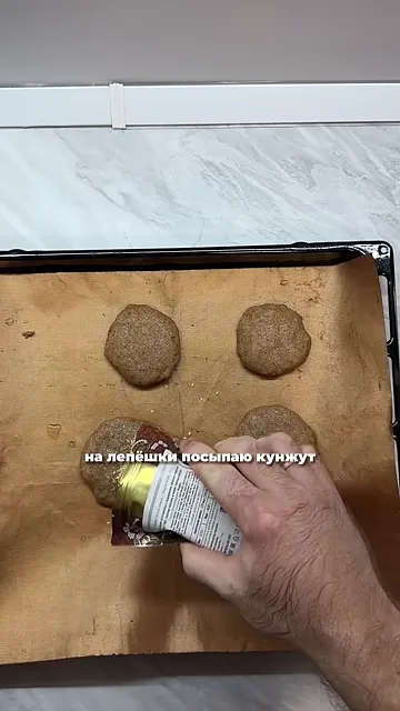 Шаг 3: Выложить смесь на лепёшку и посыпать кунжутом