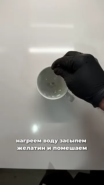 Шаг 2: Засыпать желатин и помешать