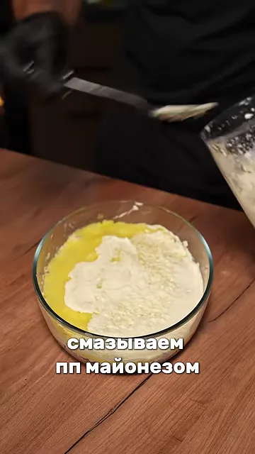 Шаг 4: Выкладываем варёную натёртую картошку и смазываем ПП-майонезом