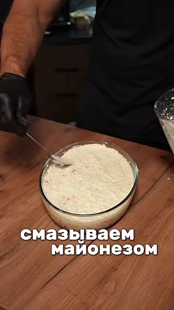 Шаг 6: Выкладываем белок потёртый, смазываем майонезом