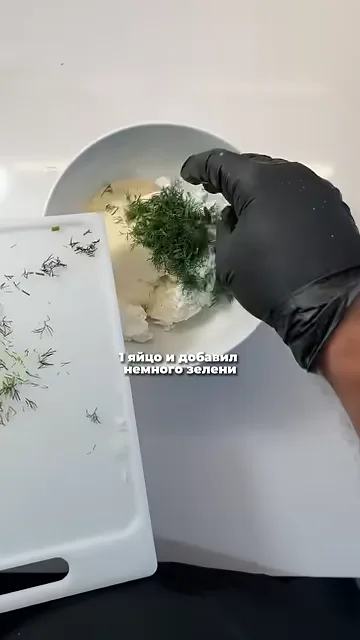 Шаг 6: Скатать котлетки из смеси и сварить до всплытия