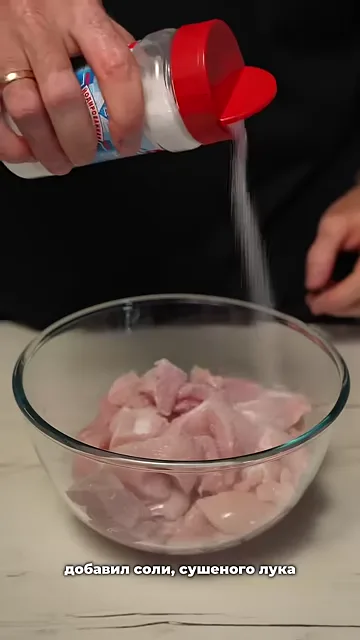 Шашлык из куриной грудки с кефирным маринадом и грибами