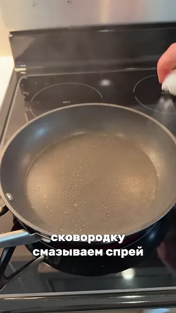 Завтрак из лаваша с яйцами, помидорами, колбасой, сыром и салатом